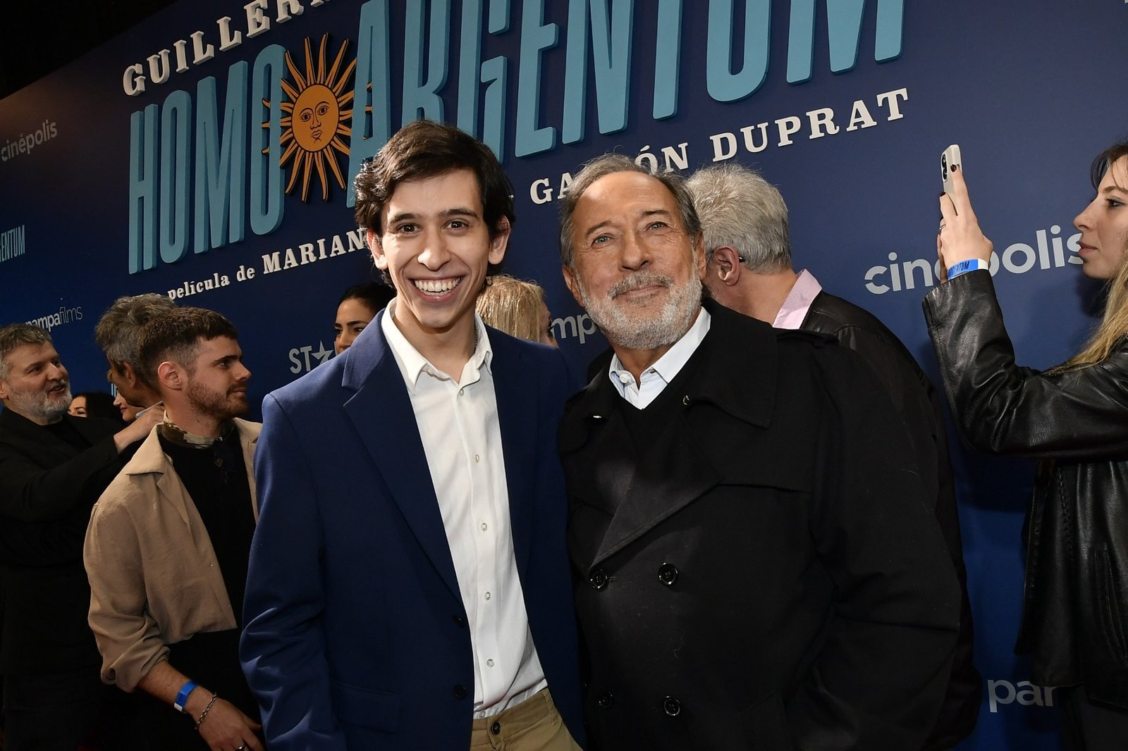 Bruno Rondini junto a Guillermo Francella en la premiere de Homo Argentum